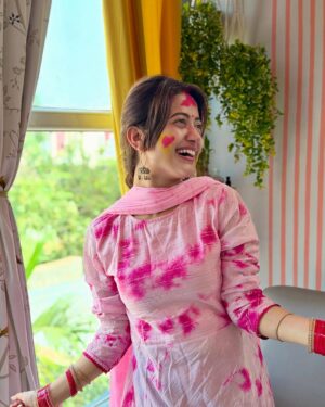 Elina Samantray Instagram - Our First Holi!! Happy Holi from us to all🌸🌺🌷🌹🌻

Anurag🖤Elina