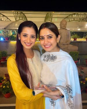 Elina Samantray Instagram - When I meet my fav , nayi naveli dulhan after a long time 🥹♥️ 
You look the prettiest @rayelinasamantaray ♥️