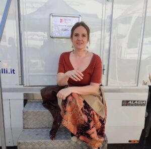 Elisa Di Eusanio Instagram - Va in onda da stasera su @canale_cinque 𝗟𝗘 𝗢𝗡𝗗𝗘 𝗗𝗘𝗟 𝗣𝗔𝗦𝗦𝗔𝗧𝗢, 12 puntate ( per 6 prime serate) dirette da Giulio Manfredonia con la nostra @elisadieusanio nel ruolo di CATIA che ci racconta il suo personaggio: “Catia gestisce insieme al marito (@sergioalbelli ) e ai due figli il bar di famiglia punto di riferimento di tutta la comunità dove si svolge la nostra storia.
Ama ed è molto amata.
È una donna dalla bellezza antica, femminile e forte.
Efficientissima nel suo lavoro e protettiva con la famiglia  sembra avere la vita perfetta. Sembra.
Catia veste una femminilità d’altri tempi.
Mi sono divertita ad abitare il corpo di questa donna  romantica e allo stesso tempo molto concreta e a darle un leggero accento livornese.
 Siamo all’ Elba, ho pensato, divertiamoci!”
La sceneggiatura è stata scritta da Eleonora Fiorini, Giorgio Glaviano e Davide Sala, la produzione è @banijaystudios per Rti e il casting è di @adrianasabba 🌊 #karascióconsulenzeartistiche