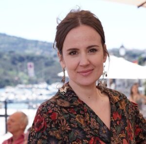 Elisa Di Eusanio Instagram - Va in onda da stasera su @canale_cinque 𝗟𝗘 𝗢𝗡𝗗𝗘 𝗗𝗘𝗟 𝗣𝗔𝗦𝗦𝗔𝗧𝗢, 12 puntate ( per 6 prime serate) dirette da Giulio Manfredonia con la nostra @elisadieusanio nel ruolo di CATIA che ci racconta il suo personaggio: “Catia gestisce insieme al marito (@sergioalbelli ) e ai due figli il bar di famiglia punto di riferimento di tutta la comunità dove si svolge la nostra storia.
Ama ed è molto amata.
È una donna dalla bellezza antica, femminile e forte.
Efficientissima nel suo lavoro e protettiva con la famiglia  sembra avere la vita perfetta. Sembra.
Catia veste una femminilità d’altri tempi.
Mi sono divertita ad abitare il corpo di questa donna  romantica e allo stesso tempo molto concreta e a darle un leggero accento livornese.
 Siamo all’ Elba, ho pensato, divertiamoci!”
La sceneggiatura è stata scritta da Eleonora Fiorini, Giorgio Glaviano e Davide Sala, la produzione è @banijaystudios per Rti e il casting è di @adrianasabba 🌊 #karascióconsulenzeartistiche