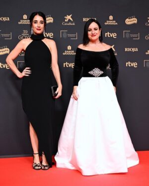 Elisa Zulueta Instagram - Premios Goya 2025 / goce, cine y alhamabra 

Stylist: @joseherrerastylist 🔥🔥🔥 Maquillaje & Pelo: @valentina.rojasmua  Vestido: @isabelsanchiscostura  Zapatos: @martinellishoes  Joyas: @swarovski  Cartera: @ylianayepez  Gracias @imc_management por cada momento 
@netflixlat @fabula_prod @academiadecine