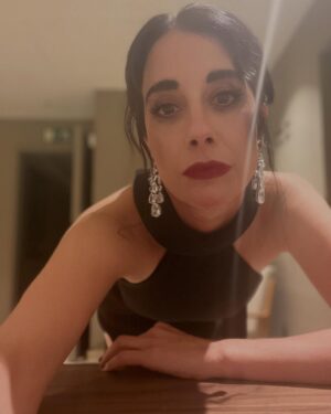 Elisa Zulueta Instagram - Premios Goya 2025 / goce, cine y alhamabra 

Stylist: @joseherrerastylist 🔥🔥🔥 Maquillaje & Pelo: @valentina.rojasmua  Vestido: @isabelsanchiscostura  Zapatos: @martinellishoes  Joyas: @swarovski  Cartera: @ylianayepez  Gracias @imc_management por cada momento 
@netflixlat @fabula_prod @academiadecine