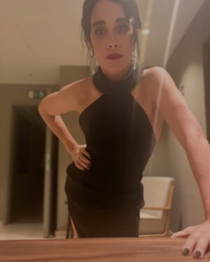 Elisa Zulueta Instagram - Premios Goya 2025 / goce, cine y alhamabra 

Stylist: @joseherrerastylist 🔥🔥🔥 Maquillaje & Pelo: @valentina.rojasmua  Vestido: @isabelsanchiscostura  Zapatos: @martinellishoes  Joyas: @swarovski  Cartera: @ylianayepez  Gracias @imc_management por cada momento 
@netflixlat @fabula_prod @academiadecine