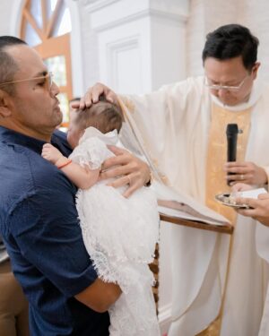 Ellen Adarna Instagram - Lili’s Baptism ❤️🙏🏻

Big thanks to @labellefete and @bloomseventstyling for making everything picture-perfect ❤️
@marcrancy for Lili’s beautiful dress 🥰
The sweetest cake by @cubcakesphilippines 🎂
And all the precious moments captured so beautifully by @cocoonstudioph 📸