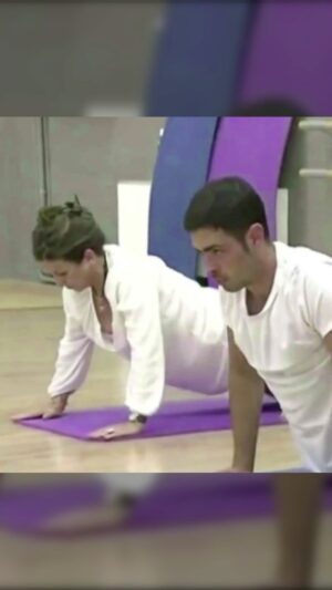 Elsa Punset Instagram - Empezar el día con un hábito saludable, como unos minutos de ejercicio… ¡puede cambiar tu día a mejor! Aquí comparto uno de mis hábitos preferidos: el saludo al sol, una secuencia clásica de la disciplina milenaria del yoga.
