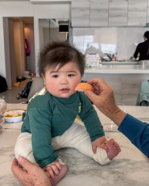 Elva Ni Chen-Xi Instagram - Happy 8 months baby Nigel! 🍎
My forever yummy baby 🤣
#哥哥們都好愛他
#肥包子