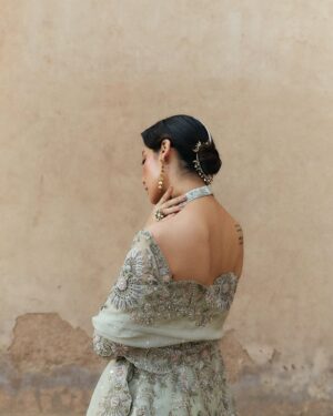 Eman Suleman Instagram - Suneeta Rao is an exceptionally beautiful woman with an equally beautiful voice. I fell in love with this song the first time I heard it, as a child, watching my older cousins twirl to its rhythm. They were dressed in matching angarkhas, each adorned with gotay ka kaam, but in different colors. Im still upset I didn’t get to wear one, I was very little, it didn’t matter. 
Toshi appa (@natthedevil) always finds the best music to dance to on menhdis. 
Anyhow, a friend called me a paree when I shared this picture, and the song has been etched in my mind ever since. 

@zarashahjahanbride photographed by @snaqvi 
Hair and makeup by @sunil_mua 
Styled by @yash645 
Art direction by @hashimali90