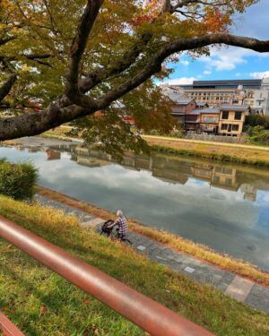 Eman Suleman Instagram - Kyoto is my favorite city among all the places I’ve traveled, and it took me only a few hours to realize why. It’s beautiful, serene, and impeccably clean. Almost unreal. While Tokyo was exhausting, Kyoto was nothing short of rejuvenating. Its people are incredibly kind, and gentle. I miss them. Wapis le jao pls. Meine yahan rehna hay.