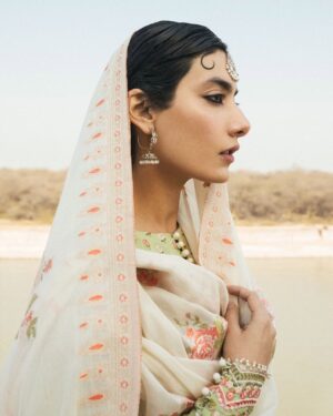Eman Suleman Instagram - Hello! It’s me, Mansraj, Jahangir’s beloved pet antelope. 
@zarashahjahanofficial lawn 2020, shot by @umarnadeemphoto and styled by @azkashahid. 
MUA @ayan_khanofficial 
@zarashahjahan @farheenrazajaffry @znali