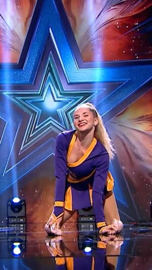 Emerald Gordon Wulf Instagram - Un moment incredibil de contorsionism! Emerald ne-a arătat cât de mult poate realiza corpul uman, finalizând cu o lovitură perfectă la țintă! 🎯🤸‍♀️

#RAT15 #LasaTeSurprins #PROTV #VOYO