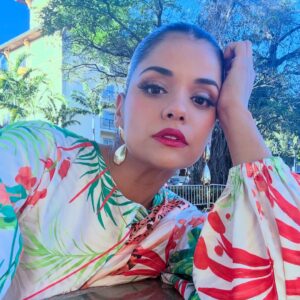 Emilia Ceballos Instagram - A veces, la vida nos pide que hagamos una pausa, que apoyemos la cabeza en la mano y simplemente respiremos… Porque la prisa no nos da respuestas, pero la calma sí. 🌿✨
Confía en tu proceso, abraza cada instante y recuerda: lo que es para ti, tarde o temprano, te encuentra.

#miami #actress #serfeliz