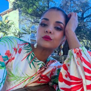 Emilia Ceballos Instagram - A veces, la vida nos pide que hagamos una pausa, que apoyemos la cabeza en la mano y simplemente respiremos… Porque la prisa no nos da respuestas, pero la calma sí. 🌿✨
Confía en tu proceso, abraza cada instante y recuerda: lo que es para ti, tarde o temprano, te encuentra.

#miami #actress #serfeliz