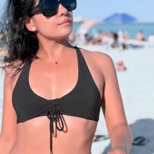 Emilia Ceballos Instagram - Domingo de mar y energía

El sol abraza con su luz dorada, la brisa salada acaricia la piel y el sonido del mar marca el ritmo de este domingo. Las olas van y vienen, trayendo consigo una energía que renueva, que limpia, que invita a respirar profundo y soltar.
Hoy, la playa es un escenario de calma y fuerza a la vez. Cada ola es un susurro del universo, un recordatorio de que todo fluye y se transforma. El cuerpo se llena de vida con la arena bajo los pies, con el vaivén del agua envolviendo los sentidos.

Este es un domingo para conectar, para recargar, para dejar que el mar nos enseñe a ser libres.

#playa #mar #energia 

By @rodrigo_jerez #miami #natural