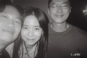 Emily Chan Instagram - 蛋白在舔著他的毛髮，我喜歡看他梳毛的樣子。

“你的毛白白的真好看。”我摸著他身上的白毛，綿綿的。

他舔了舔舌頭，用藍色的眼睛看著我。

“那你呢？你喜歡你的白髮嗎？” 他藍色的眼睛好像兩顆玻璃彈珠。

我突然不知道要怎麼回答。

“你不喜歡你的白髮嗎？”

“不喜歡吧。” 想起自己頭頂冒出的銀髮，在黑髮旁邊看起來有點突兀，像是趁我不注意偷偷放進去的，一睡醒忽然就多了幾根。

“為什麼不喜歡？”

“我覺得它們在提醒我，某些事和過去不一樣。”

“但你喜歡我身上的白毛啊。”七個月的靈魂覺得疑惑。

“我是人類，長白毛就是在衰老。”

“衰老是什麼？”

“是雙腿慢慢跟不上你想要奔跑的速度，過去的時間比未來長。”到底要怎麼跟一隻貓形容衰老呢？

他看起來一點都沒聽懂。

“。。。衰老是你每天都覺得很累，不想玩抓激光棒了，只想要在門口趴著看拾荒的老婆婆經過。” 我想起我的狗，她十三歲，換作人類是九十一歲。

“長白頭髮就等於衰老了嗎？”

“也不一定，有些人類很年輕就長白髮，有些是因為基因遺傳。”說著說著，又覺得長白髮是再正常不過的事。

但人總希望一切停留在最美的時候。

如果老去也是一種美，人要花多久的時間才能學會接受和欣賞？

“除了把愛司匹林放進花瓶裡，還有什麼其他方法可以延長花的壽命呢？”某主持人訪問一位花藝師。

“花本來就是會凋零的，它們不應該一直盛開。” 

一直想要追求的完整，時間會替我們完成。

能保持這樣的想法，好像就能學會多感謝逝去一點點了。

#美好的老去是有朋友一起
#emsaid
#很長誰會看完