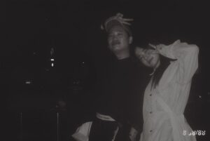 Emily Chan Instagram - 蛋白在舔著他的毛髮，我喜歡看他梳毛的樣子。

“你的毛白白的真好看。”我摸著他身上的白毛，綿綿的。

他舔了舔舌頭，用藍色的眼睛看著我。

“那你呢？你喜歡你的白髮嗎？” 他藍色的眼睛好像兩顆玻璃彈珠。

我突然不知道要怎麼回答。

“你不喜歡你的白髮嗎？”

“不喜歡吧。” 想起自己頭頂冒出的銀髮，在黑髮旁邊看起來有點突兀，像是趁我不注意偷偷放進去的，一睡醒忽然就多了幾根。

“為什麼不喜歡？”

“我覺得它們在提醒我，某些事和過去不一樣。”

“但你喜歡我身上的白毛啊。”七個月的靈魂覺得疑惑。

“我是人類，長白毛就是在衰老。”

“衰老是什麼？”

“是雙腿慢慢跟不上你想要奔跑的速度，過去的時間比未來長。”到底要怎麼跟一隻貓形容衰老呢？

他看起來一點都沒聽懂。

“。。。衰老是你每天都覺得很累，不想玩抓激光棒了，只想要在門口趴著看拾荒的老婆婆經過。” 我想起我的狗，她十三歲，換作人類是九十一歲。

“長白頭髮就等於衰老了嗎？”

“也不一定，有些人類很年輕就長白髮，有些是因為基因遺傳。”說著說著，又覺得長白髮是再正常不過的事。

但人總希望一切停留在最美的時候。

如果老去也是一種美，人要花多久的時間才能學會接受和欣賞？

“除了把愛司匹林放進花瓶裡，還有什麼其他方法可以延長花的壽命呢？”某主持人訪問一位花藝師。

“花本來就是會凋零的，它們不應該一直盛開。” 

一直想要追求的完整，時間會替我們完成。

能保持這樣的想法，好像就能學會多感謝逝去一點點了。

#美好的老去是有朋友一起
#emsaid
#很長誰會看完