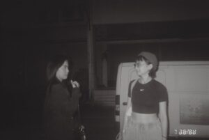 Emily Chan Instagram - 蛋白在舔著他的毛髮，我喜歡看他梳毛的樣子。

“你的毛白白的真好看。”我摸著他身上的白毛，綿綿的。

他舔了舔舌頭，用藍色的眼睛看著我。

“那你呢？你喜歡你的白髮嗎？” 他藍色的眼睛好像兩顆玻璃彈珠。

我突然不知道要怎麼回答。

“你不喜歡你的白髮嗎？”

“不喜歡吧。” 想起自己頭頂冒出的銀髮，在黑髮旁邊看起來有點突兀，像是趁我不注意偷偷放進去的，一睡醒忽然就多了幾根。

“為什麼不喜歡？”

“我覺得它們在提醒我，某些事和過去不一樣。”

“但你喜歡我身上的白毛啊。”七個月的靈魂覺得疑惑。

“我是人類，長白毛就是在衰老。”

“衰老是什麼？”

“是雙腿慢慢跟不上你想要奔跑的速度，過去的時間比未來長。”到底要怎麼跟一隻貓形容衰老呢？

他看起來一點都沒聽懂。

“。。。衰老是你每天都覺得很累，不想玩抓激光棒了，只想要在門口趴著看拾荒的老婆婆經過。” 我想起我的狗，她十三歲，換作人類是九十一歲。

“長白頭髮就等於衰老了嗎？”

“也不一定，有些人類很年輕就長白髮，有些是因為基因遺傳。”說著說著，又覺得長白髮是再正常不過的事。

但人總希望一切停留在最美的時候。

如果老去也是一種美，人要花多久的時間才能學會接受和欣賞？

“除了把愛司匹林放進花瓶裡，還有什麼其他方法可以延長花的壽命呢？”某主持人訪問一位花藝師。

“花本來就是會凋零的，它們不應該一直盛開。” 

一直想要追求的完整，時間會替我們完成。

能保持這樣的想法，好像就能學會多感謝逝去一點點了。

#美好的老去是有朋友一起
#emsaid
#很長誰會看完