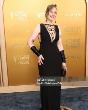 Emily V. Gordon Instagram - So so proud of @kumailn for winning a SAG Award yesterday for @onlymurdershulu! 

Hair: @stevenmasonlife 
Makeup: @nicolewittman

And for the people asking, the tat on my side in slide two is a pattern of what antibodies look like, designed and tattooed by @chaos.symmetry. My body doesn’t make them, so I thought getting them tattooed on myself was appropriate.