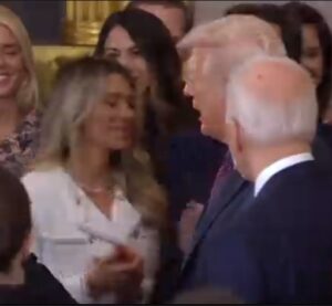 Emma Frans Instagram - Jag tror inte på teorin om att Trump är rysk spion, men den här tror jag på.