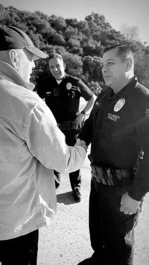 Emma Heming Instagram - Spotting a first responder, Bruce never missed a chance to show his gratitude with a heartfelt handshake and a “thank you for your service.” Yesterday was no different ❤️🤍💙