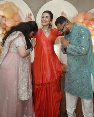 Esha Kansara Instagram - Gujju glam pictures straight outta the freshest studio @deekad_creations in town by @kakali_das_photography & @deepak_das_photography ❤️❤️❤️ for my cutie @bruh_m_in & @viral2886 ‘s God bharai 🥳🙏🌸🥰🥰🥰❤️❤️ my excitement is clearly out in the pictures 🥳😂💃💃💃

Studio photography @kakali_das_photography 🌸🌸❤️
.
Ps- bohot log hai tag karneko plz khud hi karlo 😂🙏😝thanks!