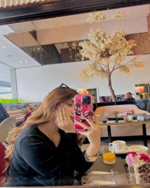 Esha Shah Instagram - میں تو کسی کی ہوکے یہ بھی نہ جانی رُوٹھ ہے یہ دو پل کی یا رہے گئ سدا 🫠🍂