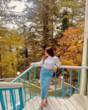 Esha Shah Instagram - میری  فطرت ہی مجھے  تنہا کرتی ہے ، 
منافق ہو جاؤ تو بھیڑ  لگا دو