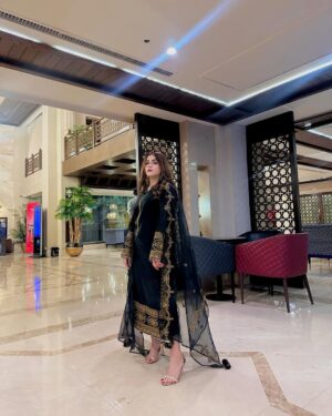 Esha Shah Instagram - مانا کہ میں کچھ بھی  نہیں،  لیکن  کوئی مجھ سا بھی نہیں 🖤🤭