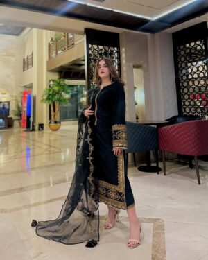 Esha Shah Instagram - مانا کہ میں کچھ بھی  نہیں،  لیکن  کوئی مجھ سا بھی نہیں 🖤🤭