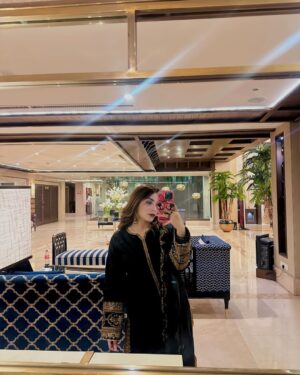 Esha Shah Instagram - مانا کہ میں کچھ بھی  نہیں،  لیکن  کوئی مجھ سا بھی نہیں 🖤🤭