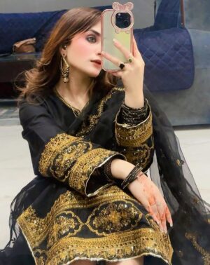 Esha Shah Instagram - مانا کہ میں کچھ بھی  نہیں،  لیکن  کوئی مجھ سا بھی نہیں 🖤🤭