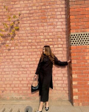 Esha Shah Instagram - آج کالا جوڑا پایا تیری فرمائش تے🖤