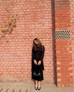 Esha Shah Instagram - آج کالا جوڑا پایا تیری فرمائش تے🖤