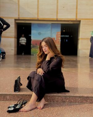 Esha Shah Instagram - آج کالا جوڑا پایا تیری فرمائش تے🖤