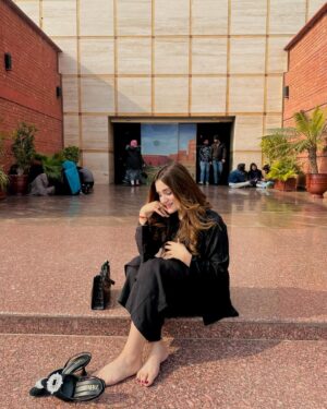 Esha Shah Instagram - آج کالا جوڑا پایا تیری فرمائش تے🖤