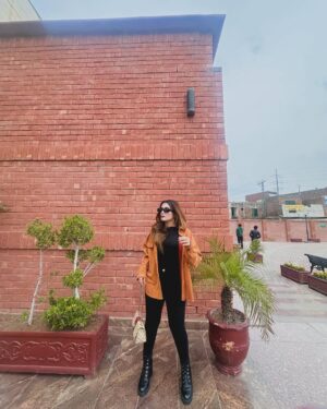 Esha Shah Instagram - اکیلے رہنا ایک نشہ ہا اور آج کل میں اس نشے میں ہوں 😩