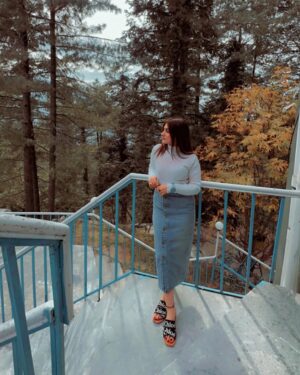 Esha Shah Instagram - میری  فطرت ہی مجھے  تنہا کرتی ہے ، 
منافق ہو جاؤ تو بھیڑ  لگا دو