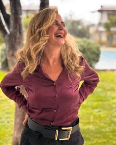 Actress Esra Akkaya HD Photos and Wallpapers February 2025