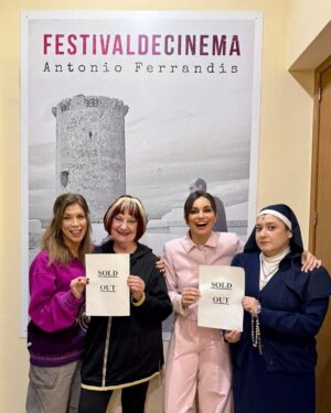 Eva Isanta Instagram - #LasqueGritan 
Despedimos con un “Todo vendido” a @normaruizita y a @rosario_pardo_actriz 
Dos grandes. Deseando que la vida, los platós y los escenarios nos vuelvan a juntar.
La bienvenida es para  @marionateres 
Pronto os contamos novedades.
¡Sigue la gira!

#lasquegritan de @rincon_cano y @josemariadelcastillo 
Dirección @josemariadelcastillo 
Producción y distribución @pentacionespectaculos 
@coribante