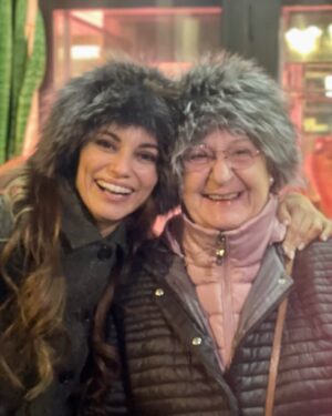 Eva Isanta Instagram - #LasqueGritan 
Despedimos con un “Todo vendido” a @normaruizita y a @rosario_pardo_actriz 
Dos grandes. Deseando que la vida, los platós y los escenarios nos vuelvan a juntar.
La bienvenida es para  @marionateres 
Pronto os contamos novedades.
¡Sigue la gira!

#lasquegritan de @rincon_cano y @josemariadelcastillo 
Dirección @josemariadelcastillo 
Producción y distribución @pentacionespectaculos 
@coribante