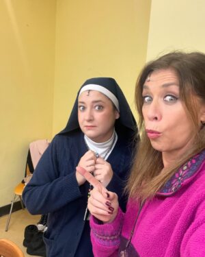 Eva Isanta Instagram - #LasqueGritan 
Despedimos con un “Todo vendido” a @normaruizita y a @rosario_pardo_actriz 
Dos grandes. Deseando que la vida, los platós y los escenarios nos vuelvan a juntar.
La bienvenida es para  @marionateres 
Pronto os contamos novedades.
¡Sigue la gira!

#lasquegritan de @rincon_cano y @josemariadelcastillo 
Dirección @josemariadelcastillo 
Producción y distribución @pentacionespectaculos 
@coribante
