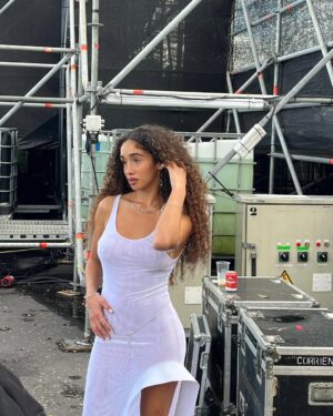 Eva Ruiz Instagram - Carnaval carnaval tqqq🥳🤍 Gracias @los40spain y @jonaymesaguitar x acompañarme en el escenario⭐️ 
Y a ustdsss x el amor🥹
Styled by mi princesa @marinananke assisted by @la.safronchik y @sandrapard 🤍