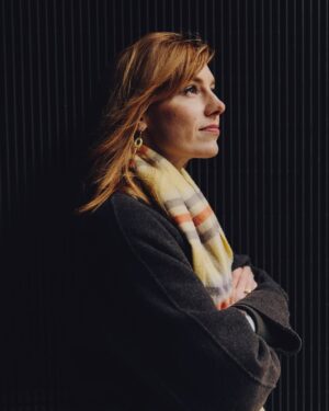 Eva Schulz Instagram - Die Wahl ist vorbei und für mich fühlt es sich ein bisschen an, als sei ich vom Laufband gesprungen: Taumele noch, weil ich nicht mehr rennen muss. 

Nach drei Monaten Nachrichtenmarathon ist plötzlich wieder Schrittgeschwindigkeit angesagt, und die Umstellung fällt mir zwar körperlich leicht (liege gerade auf dem SOFA, endlich mal wieder!), aber mein Kopf, der rattert noch. Deshalb stelle ich jetzt ganz bewusst um von täglichen Nachrichten und Politik-Podcasts auf kurze-Weltflucht-Spielfilme (habt ihr Tipps?) und lang angesammelte Reiselektüre bald im Urlaub. 

Irgendwo dazwischen liegt das Magazin @galore_interviews: ein ganzes Heft voller guter Gespräche. Habe ich schon als Jugendliche gern gelesen, jetzt bin ich selber drin und freue mich sehr. Danke für das Interview, @andrebosse_writes und die tollen Fotos, @amelie_niederbuchner!
