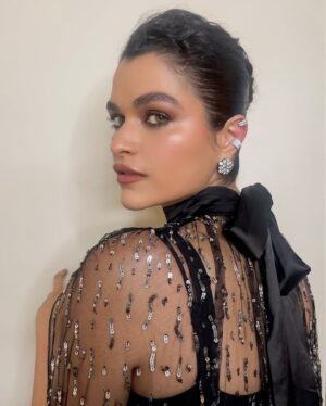 Eve Harlow Instagram - 🖤 @eveharlow 🖤 

Hair by @scottkinghair 

Skin @sungbooneditor_us @innovative_pr 
Foundation @saiebeauty 12
Powder @charlottetilbury #2
Brows @maccosmetics 
Eyes @patricktabeauty ‘still at the club’ 
Mascara @dolcegabbana_beauty 
Lips @dolcegabbana_beauty 100 Hope
Highlighter @stilacosmetics ‘kitten’

@exclusiveartists