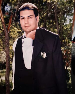 Faghiheh Soltani Instagram - مرگ در باور من نمیگنجد ... 
رفتن تو ... اما ... کم کم دارد باورم میشود ... 
صدایت را میشنوم ... 
در گوش من زمرمه  میکنی .،، 
من خوبم .. من خوووبم! 
تو خوبی  برادر 
همیشه خوب بودی 
مهربانم ... 

ما چگونه خوب شویم ؟! 

مهدی جانم 
بدرود ... 

فدای دل مهربان همه شما عزیزانم که انقدر  زیبا و خالصانه  همدردی کردید ...
 محتاج دعای خیر شما هستیم 
🙏🏽🖤🩶

#داداشی #داداشی_جونم