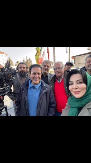 Faghiheh Soltani Instagram - خواستم صدا رو حذف کنم دلم نیومد 😆😁
به  من داره میگه #علیرضا_استادی 
دوربینت بشکنه اگه نفرستی عکسو 🤭😀😆
#سریال_نمایش_خانگی 
در کنار بهترینها 👌🏻💎⭐️🧿♥️🌹
@nazerianh 🎥🎬
@mohammadhosein_latifi 🎬🖥️📽️
@alirezaostadi.official ⭐️
@farzad_bahonar_sh 🎤
#حمیدرضا_اسلامی 🎧🎤