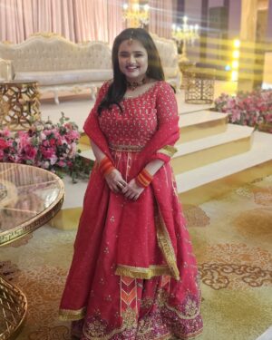 Faiza Saleem Instagram - Reuniting with family from all over the world for nephew’s wedding >>>>

Please say a prayer for my family. 🤲🏻

Event: Mehndi
Location: @grandsapphirelondon 
Makeup: @makeupbysamsabri 
Outfit: @mariyamdrizwan 

#faizasaleem #familyweddimg #london #cousins #pakistan #reunion #family