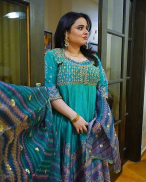Faiza Saleem Instagram - This post is for the thousand comments I got asking where this outfit is from. It’s from @farahtalibaziz and no, I’m not selling it or giving it to you to borrow. Weird thing to ask btw. 🤷🏻‍♀️🤣

💄: @beenishparvez_official 
📸: @moizali_photography_official 

#faizasaleem #ootd #mom #niaz #farahtalibaziz #desi #wedding #karachi