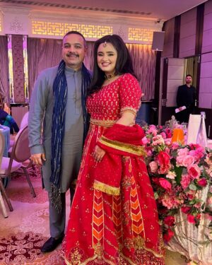 Faiza Saleem Instagram - Reuniting with family from all over the world for nephew’s wedding >>>>

Please say a prayer for my family. 🤲🏻

Event: Mehndi
Location: @grandsapphirelondon 
Makeup: @makeupbysamsabri 
Outfit: @mariyamdrizwan 

#faizasaleem #familyweddimg #london #cousins #pakistan #reunion #family