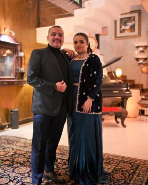 Faiza Saleem Instagram - Starting the new year with super hit drama “Shadi Ke Chay Saal Baad.” 

👗: @mariyamdrizwan 
💄: @beenishparvez_official 
💎: @esfirjewels 
📸: @moizali_photography_official 

#faizasaleem #abuzermk #anniversary #sixyears #wedding #december #family #drama