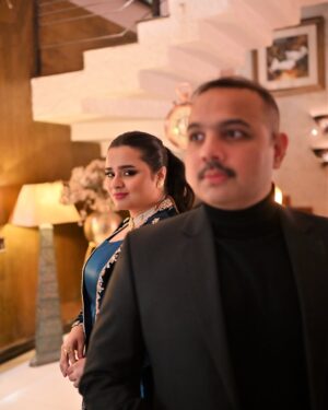 Faiza Saleem Instagram - Starting the new year with super hit drama “Shadi Ke Chay Saal Baad.” 

👗: @mariyamdrizwan 
💄: @beenishparvez_official 
💎: @esfirjewels 
📸: @moizali_photography_official 

#faizasaleem #abuzermk #anniversary #sixyears #wedding #december #family #drama